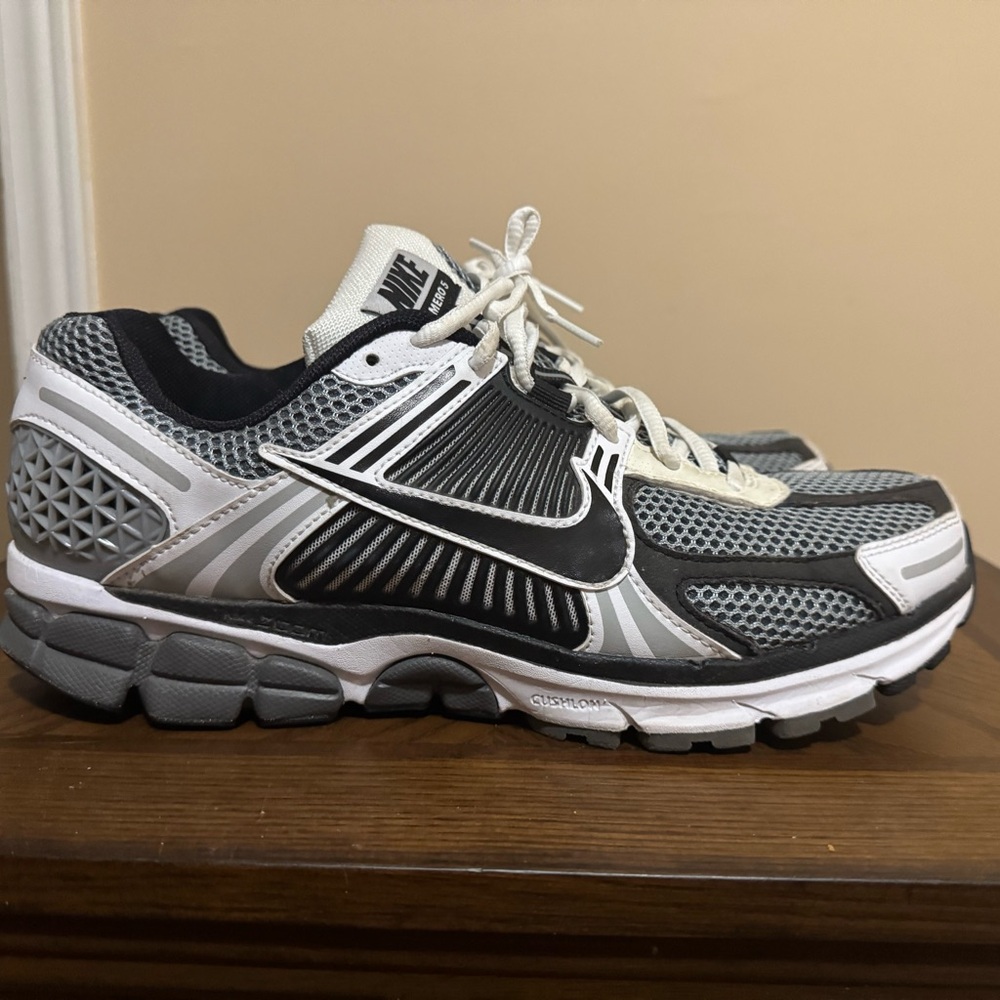 Nike Air Zoom Vomero 5 SE SP Grey Black and White Athletic Sneakers Size 10.5
